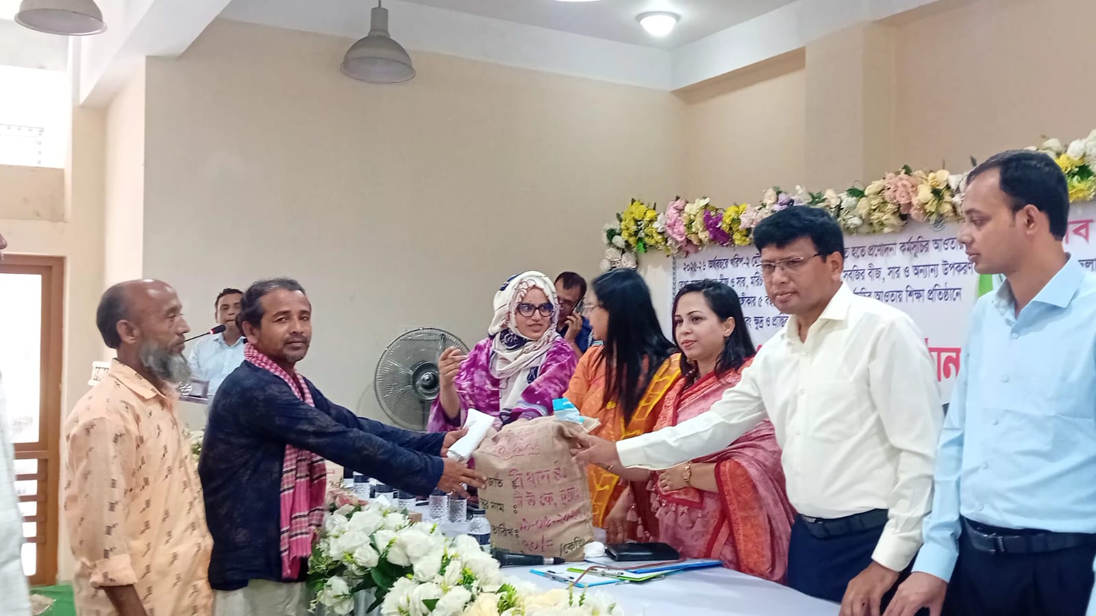 বিনামুল্যে সার বীজ বিতরন