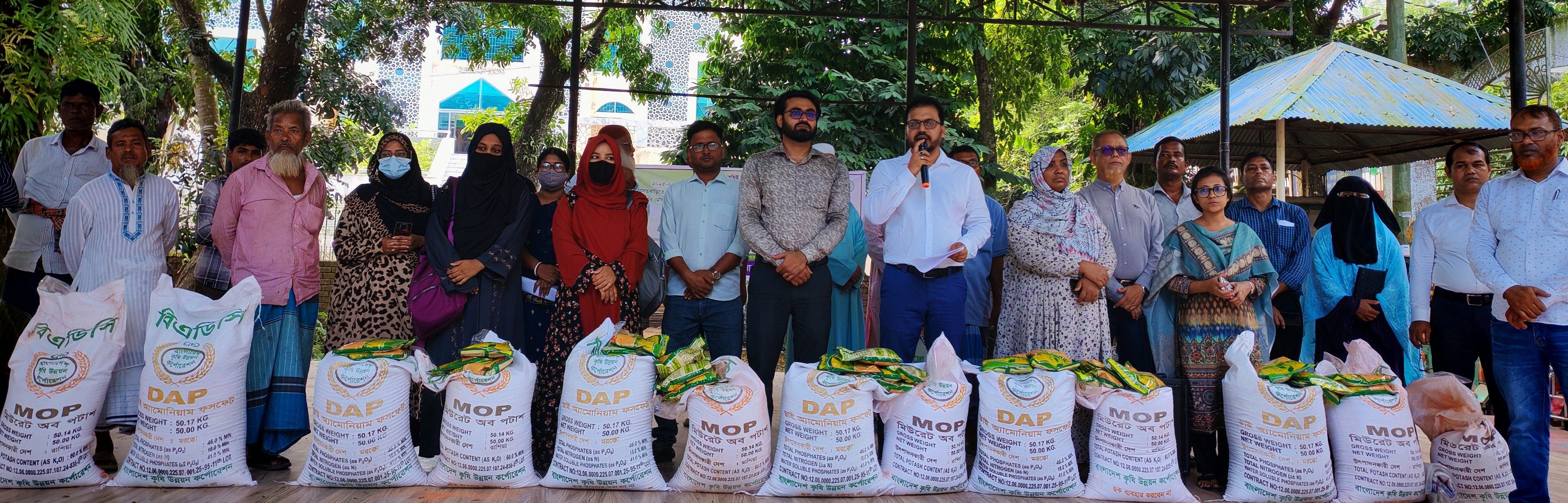 প্রণোদনা কার্যক্রমের আওতায় সরিষা বীজ বিতরণ