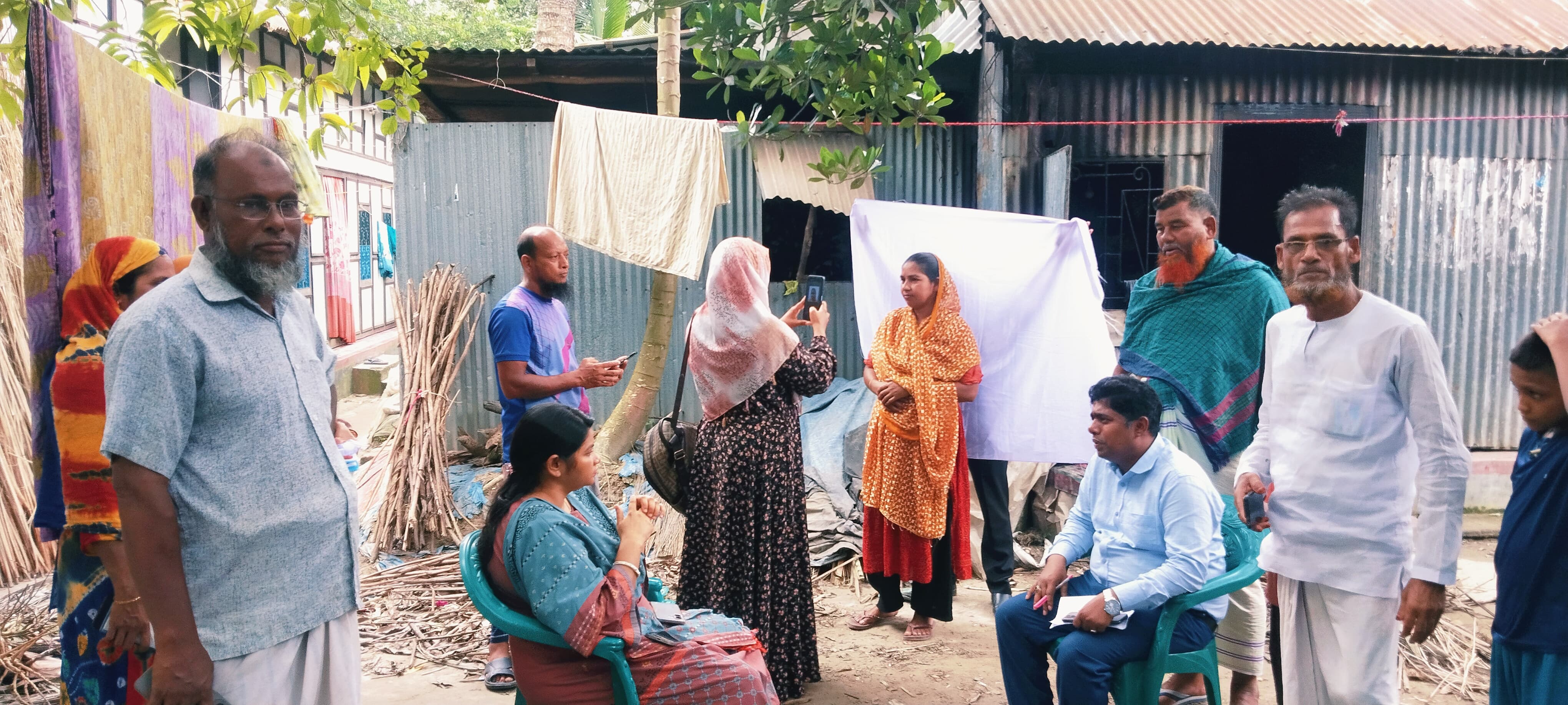 উপসহকারী কৃষি কর্মকর্তাগণের কৃষকের তথ্য সংগ্রহ কার্যক্রম মনিটর করছেন উপজেলা নির্বাহী কর্মকর্তা ও উপজেলা কৃষি কর্মকর্তা। ব্লক: তাজপুর, ইউনিয়ন: রসুনিয়া, উপজেলা: সিরাজদিখান