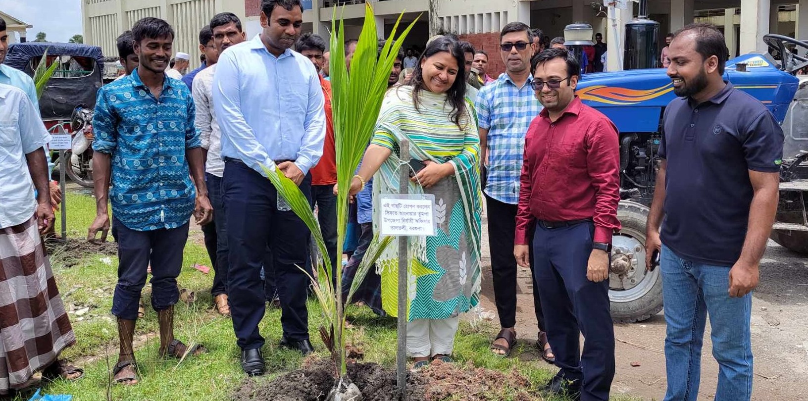 তালতলীতে ৫ হাজার কৃষকের মাঝে বীজ-সার ও নারিকেল চারা বিতরণ
