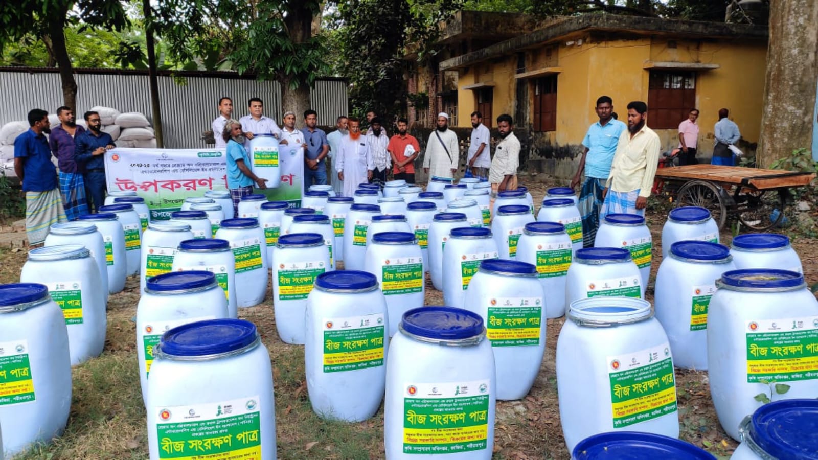 পার্টনার প্রকল্পের আওতায় বীজ সংরক্ষণ পাত্র বিতরণ