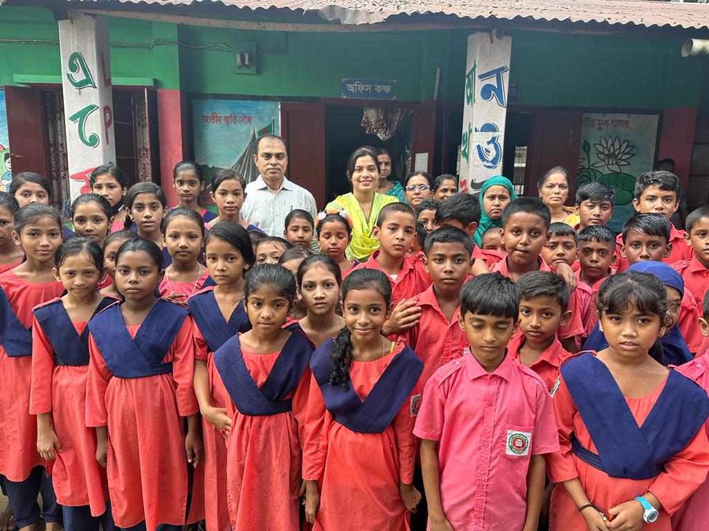 শিক্ষাথীদের সাথে উপজেলা নির্বাহী অফিসার এবং শিক্ষা অফিসার