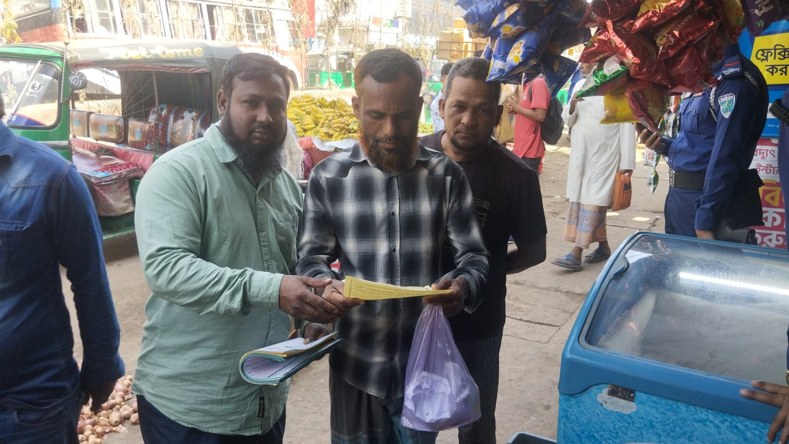 মাহে রমজান উপলক্ষ্যে লিফলেট বিতরণ।