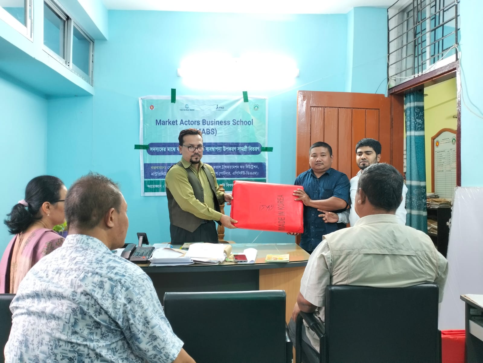 কৃষকদের নিকট ফসল সংগ্রহোত্তর বিভিন্ন সামগ্রী বিতরণ