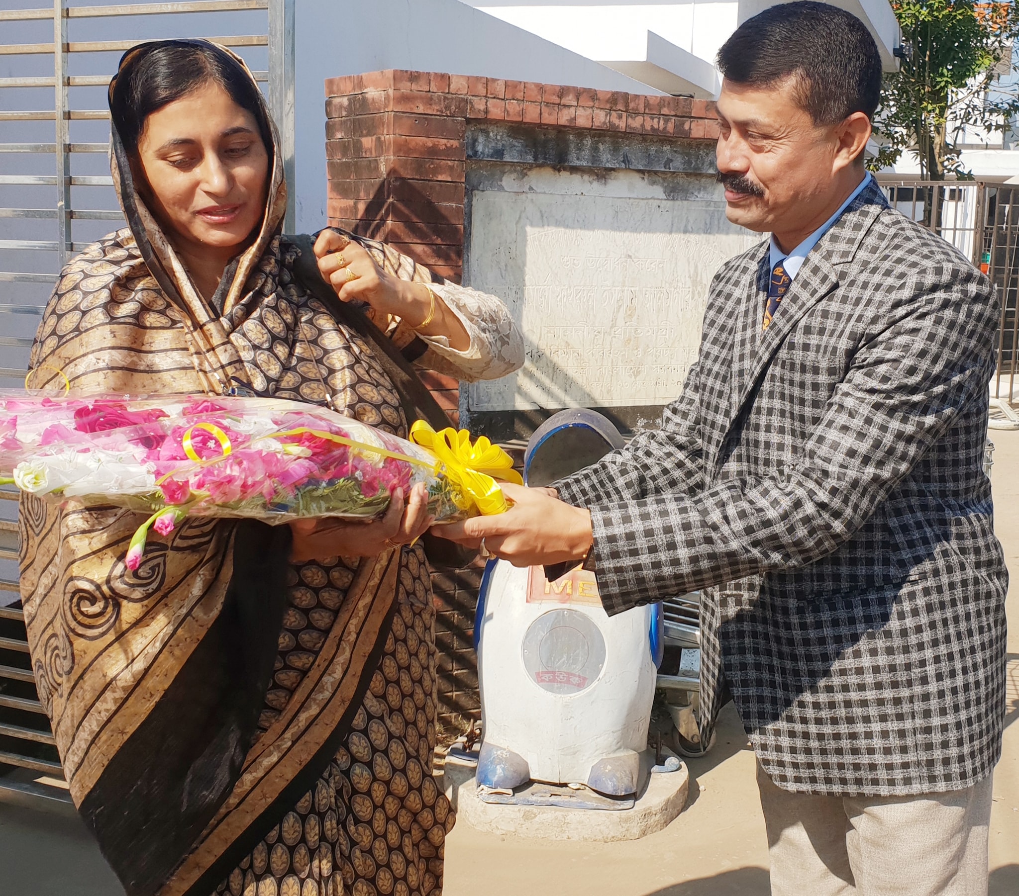 মেজর জেনারেল কামরুজ্জামান স্যার, ওনার সহধর্মিণী অতিরিক্ত হিসাব মহানিয়ন্ত্রক (প্রশাসন), ডা: তানজিনা ম্যাডাম কক্সবাজার আগমন।