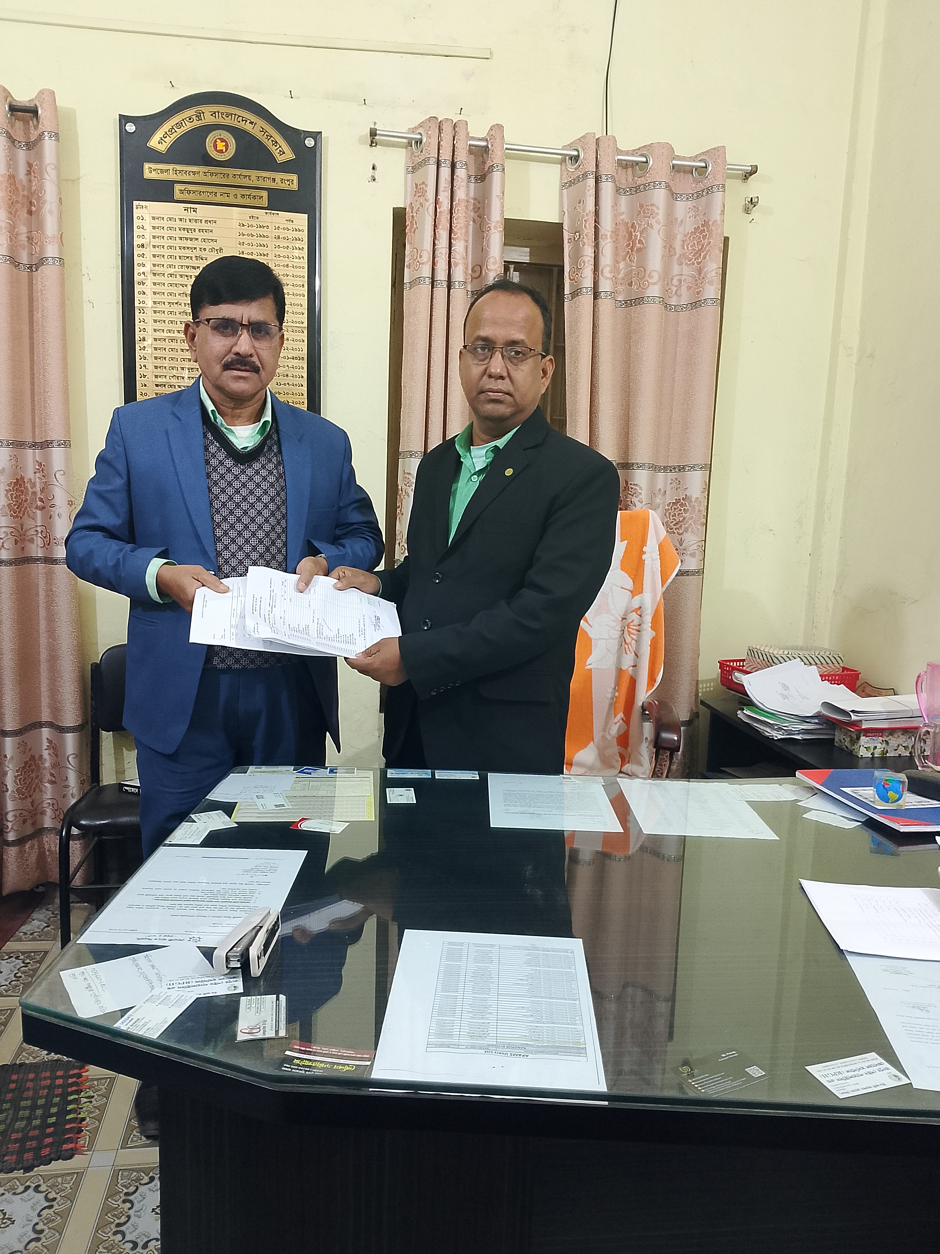 জনাব মোঃ রইচ উদ্দীন, উপজেলা খাদ্য নিয়ন্ত্রক কে লামগ্রান্ড প্রদান।