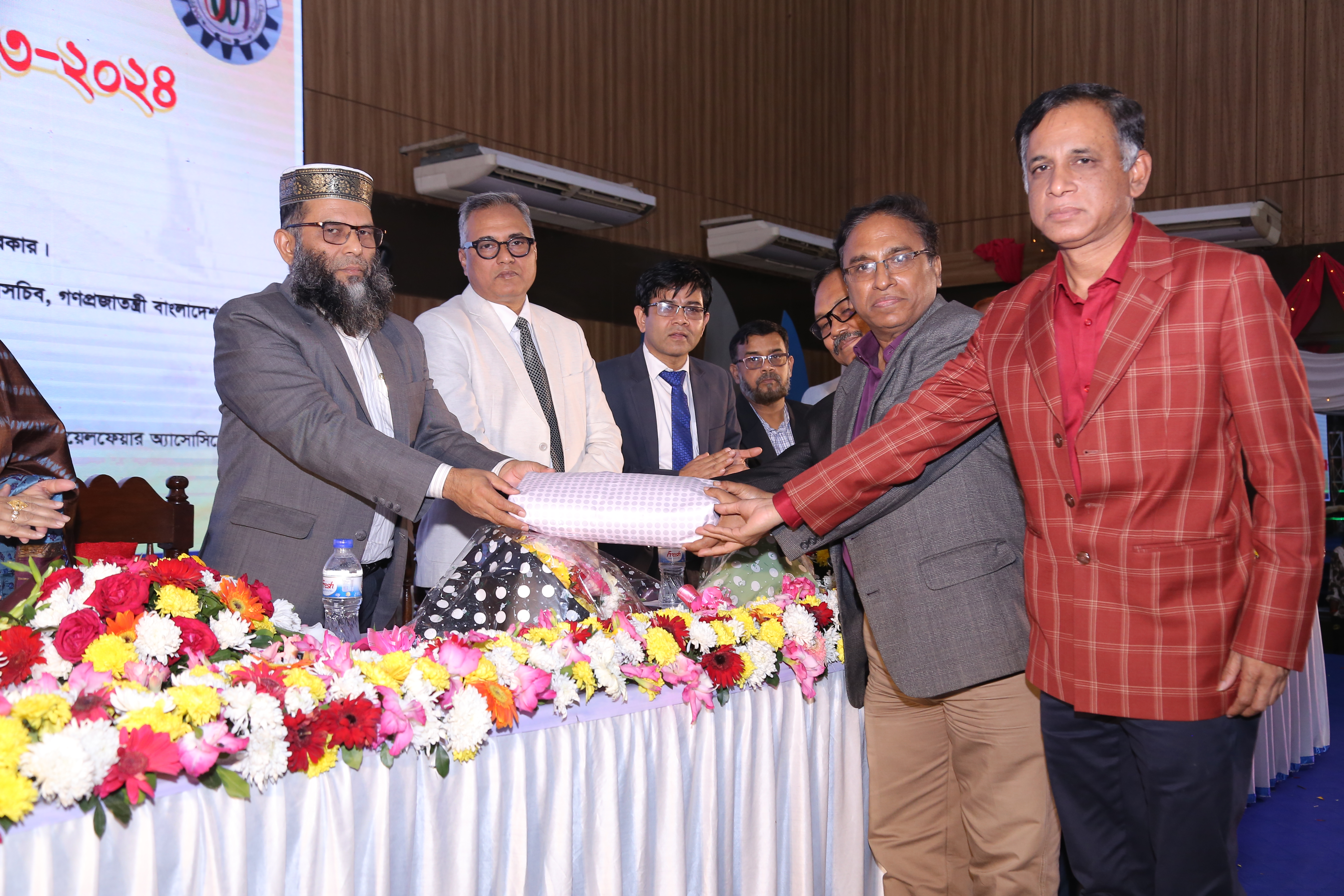 বার্ষিক প্রীতিভোজ অনুষ্ঠানে বিসিআইসির সম্মানিত চেয়ারম্যান (গ্রেড-১) জনাব মোঃ সাইদুর রহমান-কে প্রীতি উপহার প্রদান