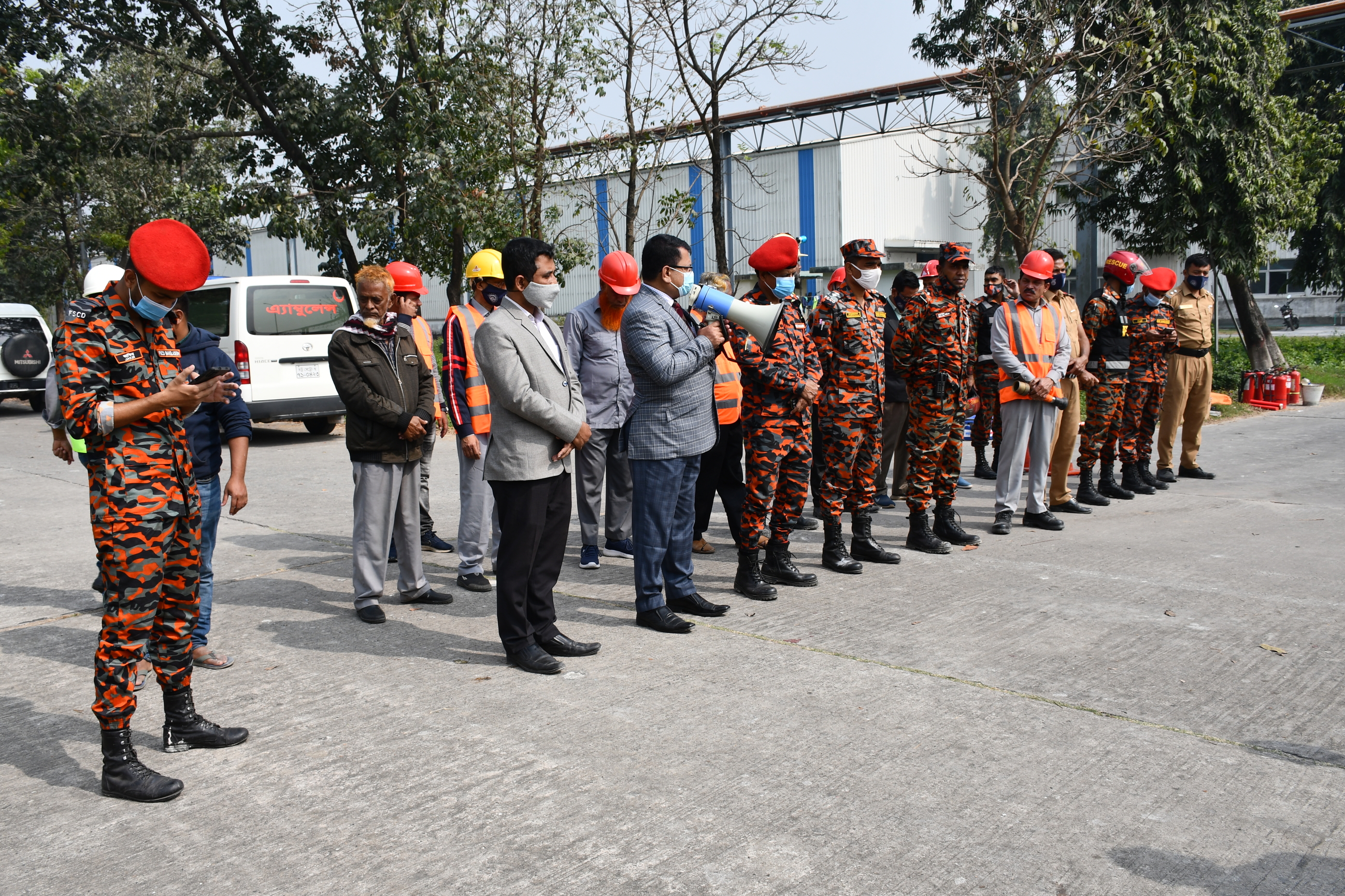 মক ড্রিলে উপস্থিত সম্মানিত ব্যবস্থাপনা পরিচালক জনাব মিজানুর রহমান এবং ফায়ার সার্ভিস ও সিভিল ডিফেন্স-এর কর্মকর্তাবৃন্দ