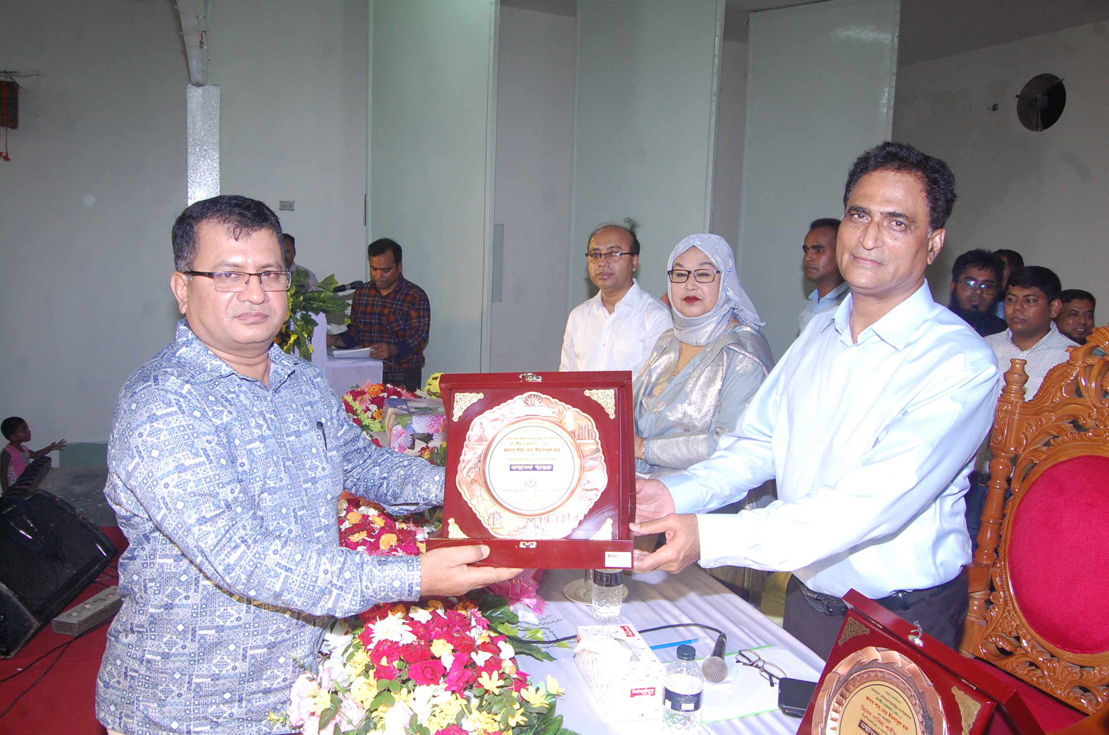 বার্ষিক প্রীতিভোজ অনুষ্ঠানে বিসিআইসির সম্মানিত চেয়ারম্যান (গ্রেড-১) জনাব শাহ্‌ মোঃ ইমদাদুল হক মহোদয়কে সম্মাননা স্মারক প্রদান