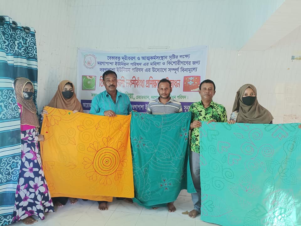 দরগাপাশা ইউনিয়ন পরিষদ এর নকশীকাঁথা প্রশিক্ষণ কেন্দ্রের প্রশিক্ষনার্থীদের নিজ হাতে তৈরি নকশীকাঁথা উদ্বোধন করেন দরগাপাশা ইউনিয়ন পরিষদ এর বিশিষ্ট শিক্ষানুরাগী চেয়ারম্যান জনাব মোঃ ছুফি মিয়া সাহেব।