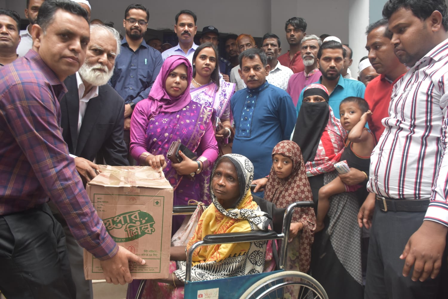 ময়মনসিংহ গৌরীপুরে ত্রাণ কার্য খাদ্যশস্য বিতরণ করছেন দুর্যোগ ব্যবস্থাপনা ও ত্রাণ মন্ত্রণালয়ের মাননীয় প্রতিমন্ত্রী জনাব ইঞ্জিনিয়ার এম ইকবাল হোসেইন এমপি মহোদয়