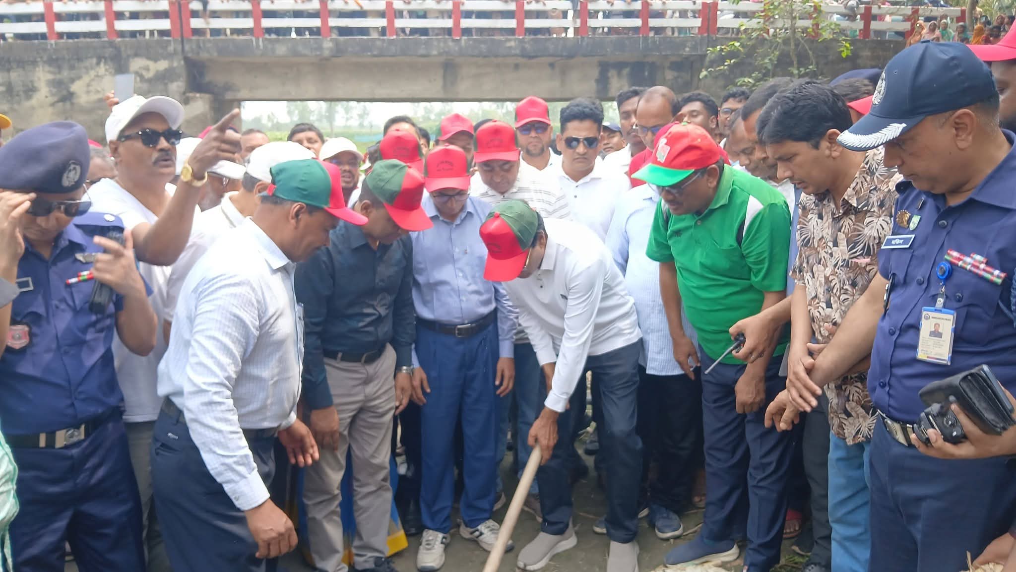 মাননীয় মন্ত্রী মহোদয়ের খাল খনন উদ্বোধন