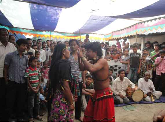 ভেলাই চন্ডি বাজারের ভক্তদেরকে কালি সাথনের মাধ্যমে সমাধান করা হচ্ছে।
