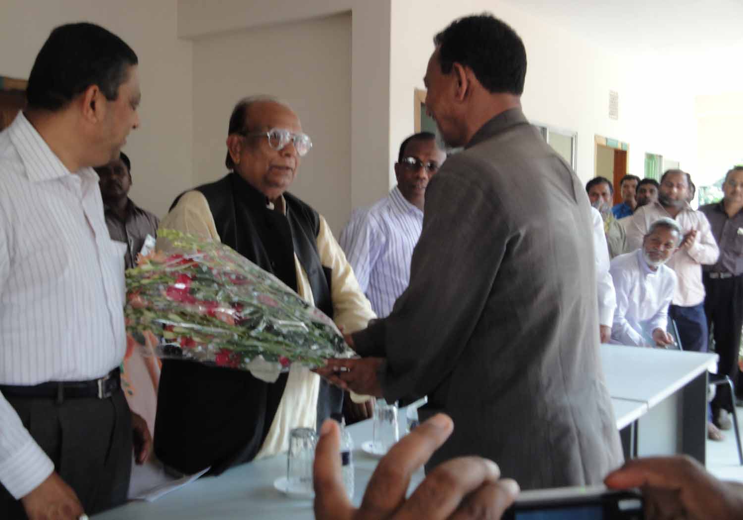 ফুল দিয়ে বরন করেন চেয়ারম্যান,১৫নং দেবীপুর ইউপি।