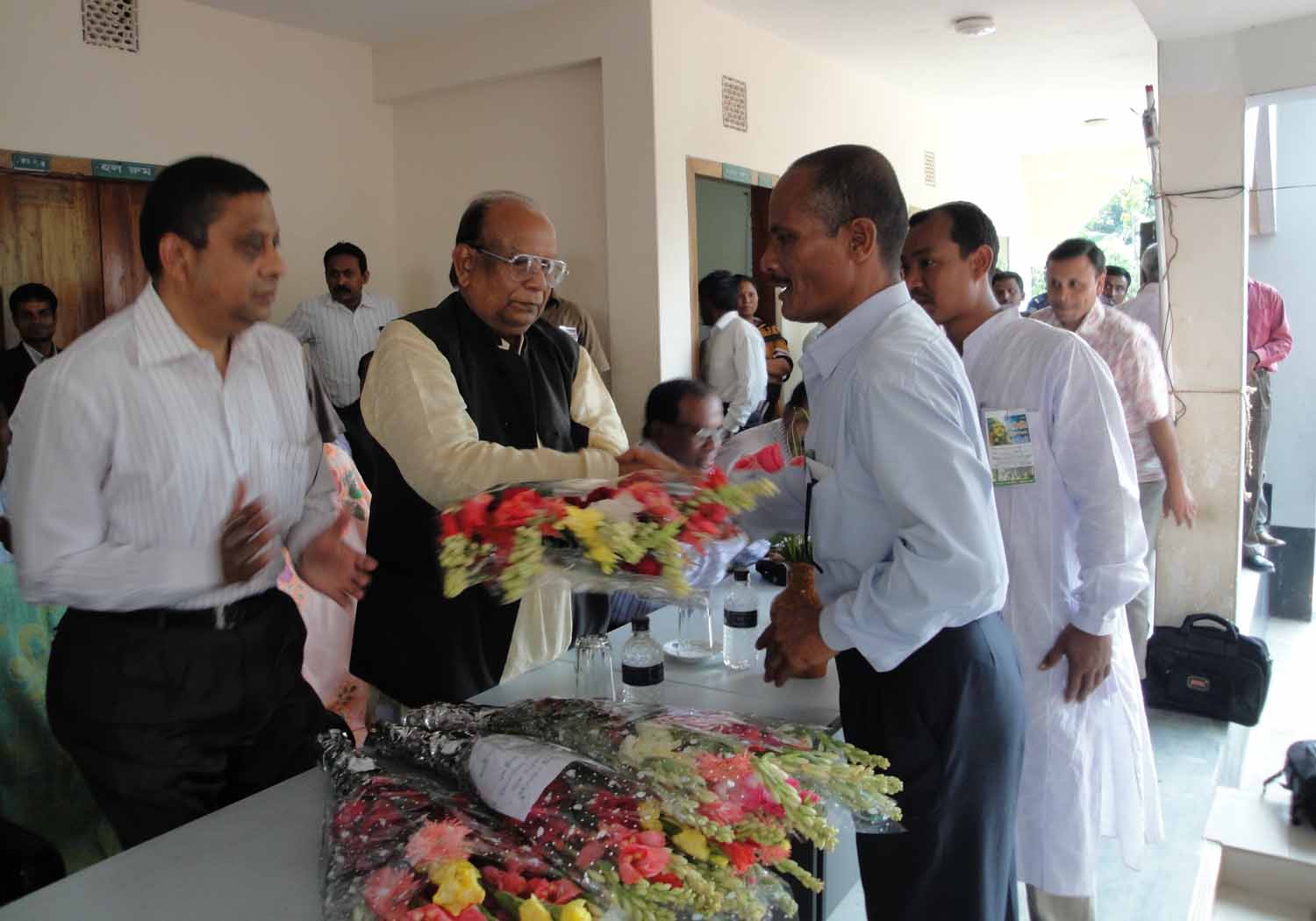 ফুল দিয়ে বরন করেন উচ্চ বিদঃআলয়ের শিক্ষক বৃন্দ।