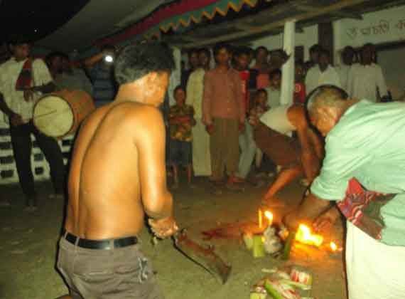 ভেলাই চন্ডি বাজারের সব শেষে কবুতর, পাঠা বলি সহ ৫ বলি দেওয়া হচ্ছে।
