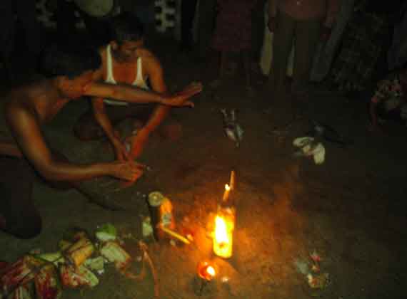 ভেলাই চন্ডি বাজারের সব শেষে কবুতর, পাঠা বলি সহ ৫ বলি দেওয়া হচ্ছে।