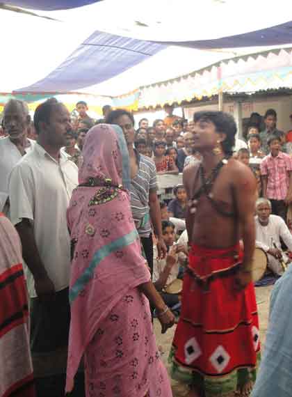 ভেলাই চন্ডি বাজারের ভক্তদেরকে কালি সাথনের মাধ্যমে সমাধান করা হচ্ছে।