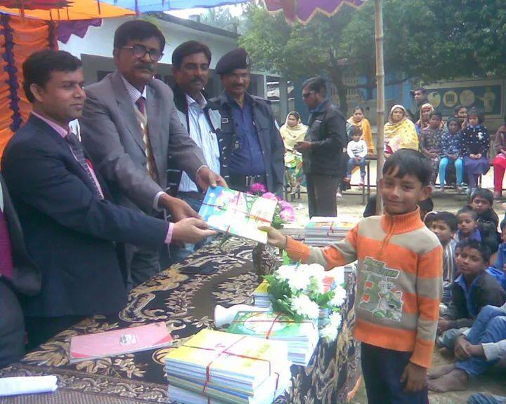 বই বিতরণ উৎসব পালন