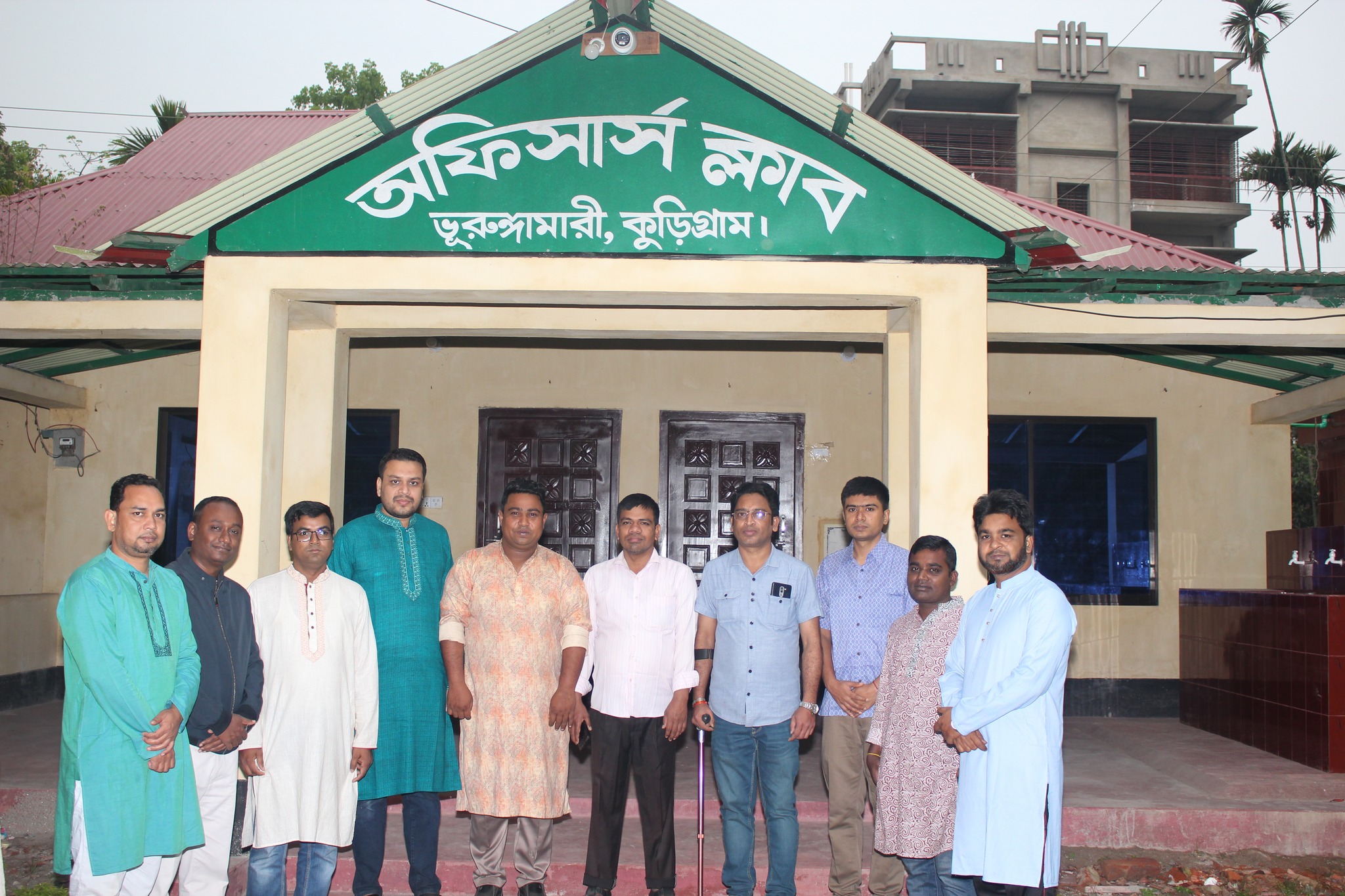 মহান স্বাধীনতা ও জাতীয় দিবসে উপজেলা প্রশাসন কর্তৃক আয়োজিত মুক্তিযোদ্ধা স্মৃতিস্তম্ভ বেদীতে পুষ্পস্তবক অর্পণ শেষে উপজেলার বিভিন্ন দপ্তরের কর্মকর্তাগণ