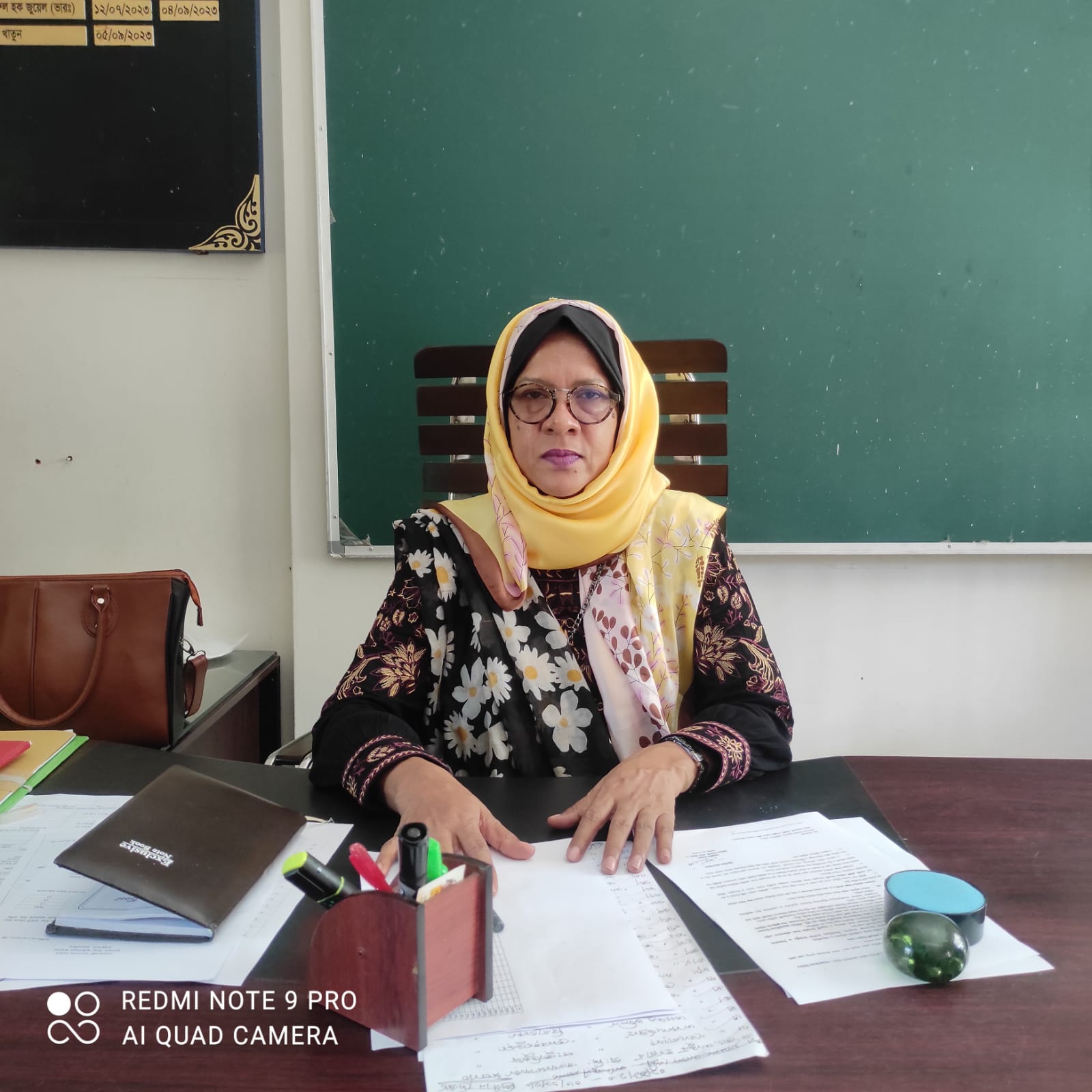 সারের অত্রাফিসে আগমন