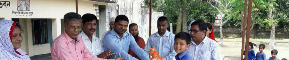 শিক্ষার্থীদের মিড ডে মিলের টিফিন বক্স বিতরণ