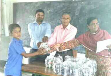 পাঁচগ্রাম সপ্রাবিতে মিড ডে মিলের টিফিন বক্স বিতরণ