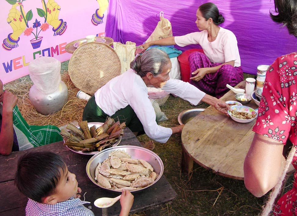 রাখাইনদের সম্প্রদায়ের পিঠা উৎসব