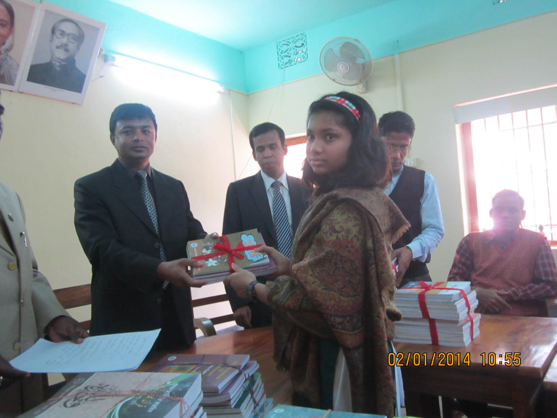 প্রাথমিক বিদ্যালয়ের বই বিতরন করছেন কলাপাড়া উপজেলা নির্বাহী অফিসার