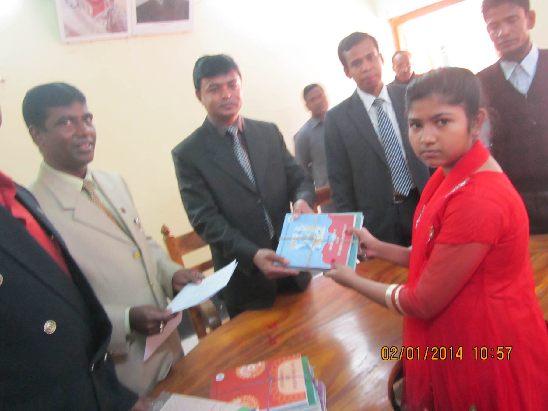 মাধ্যমিক বিদ্যালয়ের বই বিতরন