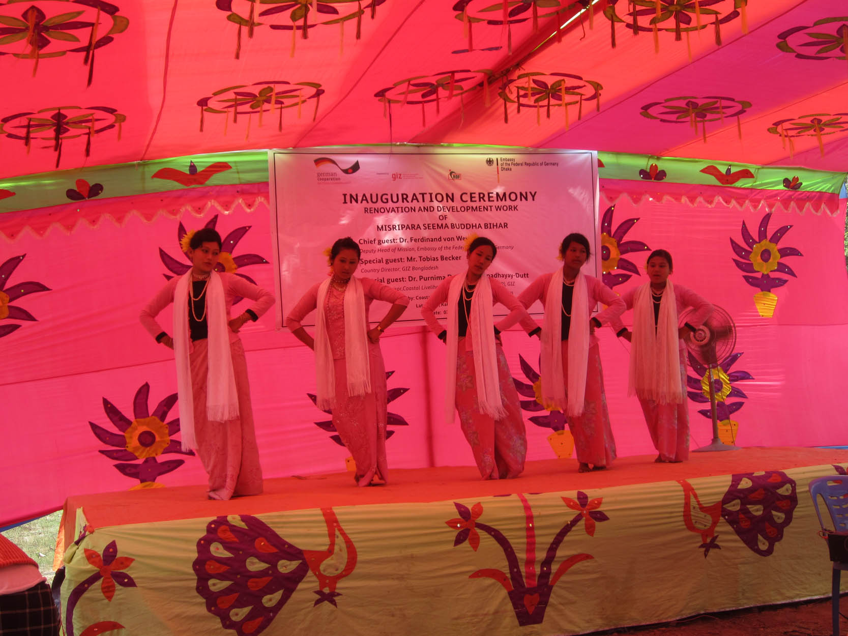 ঐতিহ্যবাহী রাখাইন নিত্য