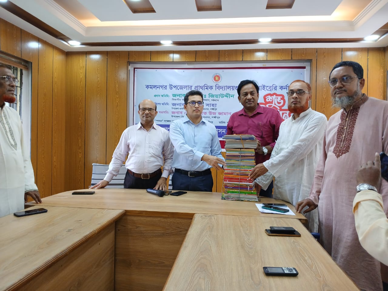 বুক কর্নারের জন্য বই