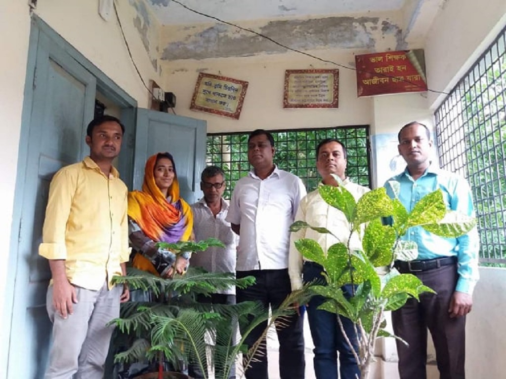 অফিস কর্মকর্তা ও কর্মচারী