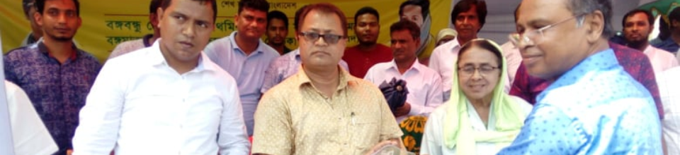 গোল্ডকাপ প্রাথমিক বিদ্যালয় ফুটবল টুর্নামেন্ট এর উপহার প্রদান