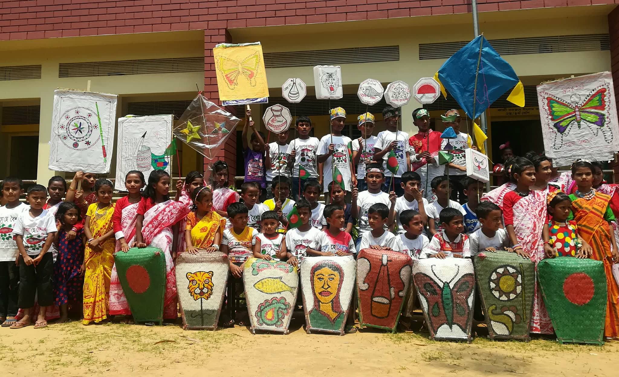 একটি সরকারী প্রাথমিক বিদ্যালয়ে বাংলা নববর্ষ উদযাপন হচ্ছে।