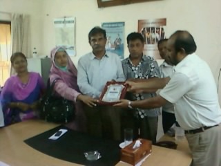 বঙ্গবন্ধু গোল্ডকাপ প্রাথমিক বিদ্যালয় ফুটবল টুর্নামেন্ট 2013 এর পুরস্কার বিতরণ করছেন উপজেলা চেয়ারম্যান মহোদয়,