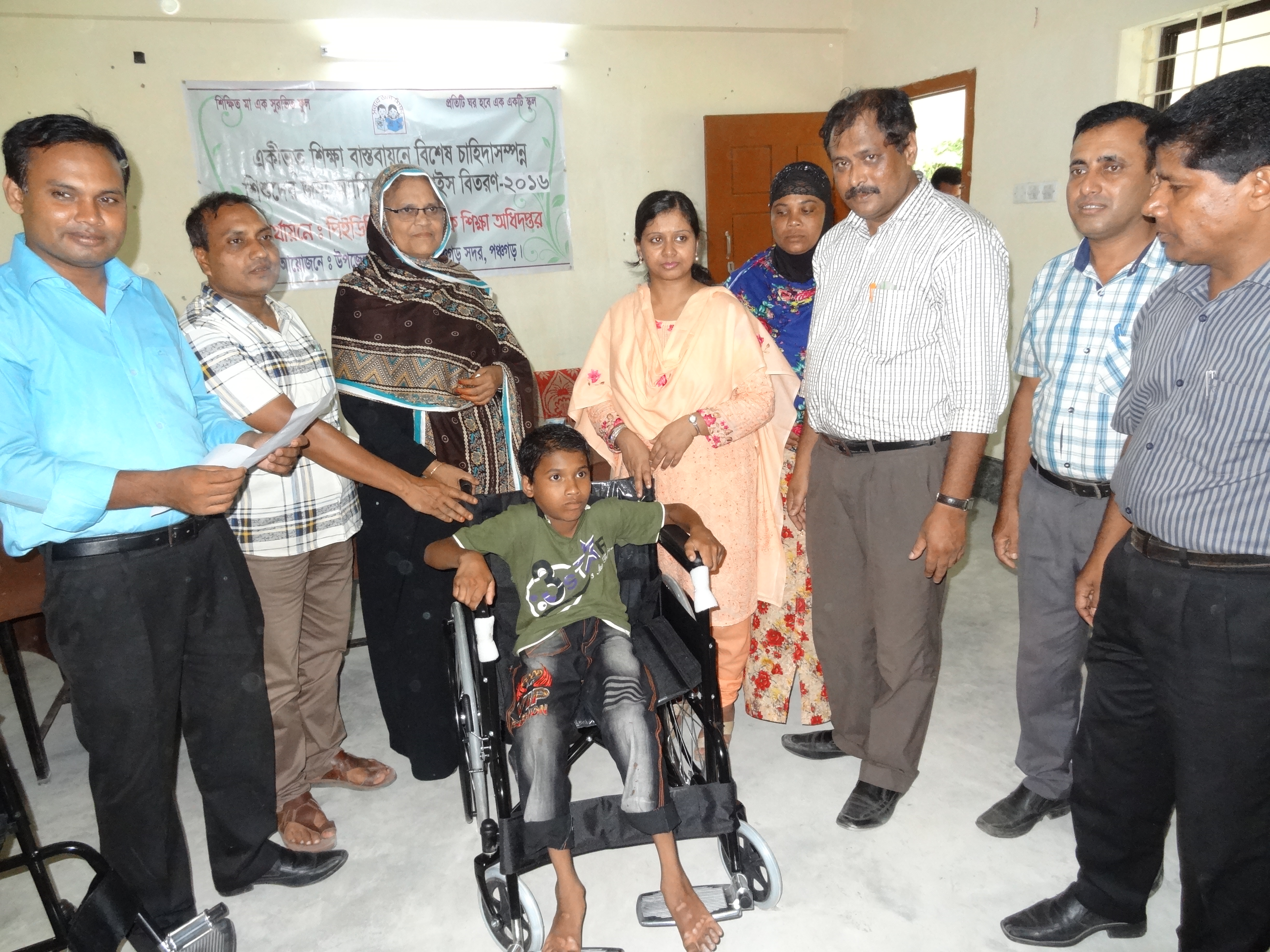 বিশেষ চাহিদাসম্পন্ন শিশুদের মাঝে ডিভাইস বিতরণ