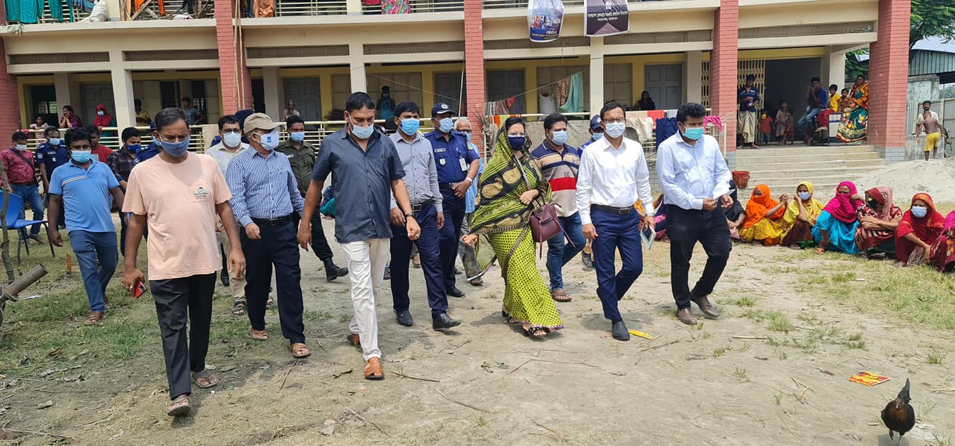 বন্যার সময় ত্রাণকার্য