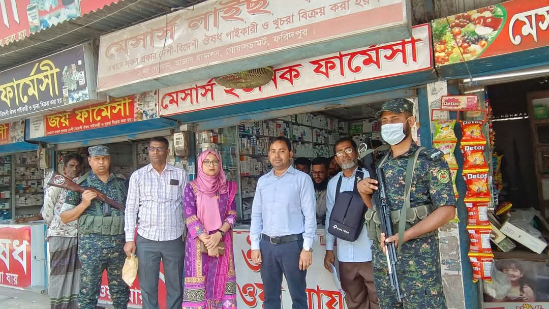 ঔষধের অনিয়ম প্রতিরোধে বিভিন্ন সময়ে মোবাইল কোর্ট অভিযান পরিচালিত স্খিরচিত্র।