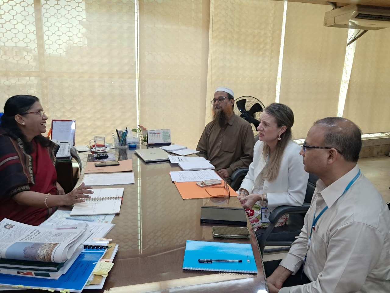 ইউএনএফপিএ বাংলাদেশের প্রতিনিধি ক্যাথরিন ব্রিন কামকং, ডঃ আশরাফি আহমেদ, এনডিসি, পরিবার পরিকল্পনা অধিদপ্তরের মহাপরিচালক মহোদয়ের সাথে সাক্ষাৎ