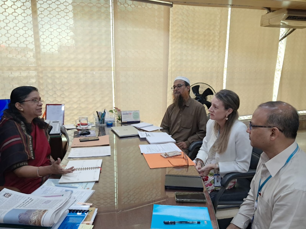 ইউএনএফপিএ বাংলাদেশের প্রতিনিধি ক্যাথরিন ব্রিন কামকং, ডঃ আশরাফি আহমেদ, এনডিসি, পরিবার পরিকল্পনা অধিদপ্তরের মহাপরিচালক মহোদয়ের সাথে সাক্ষাৎ