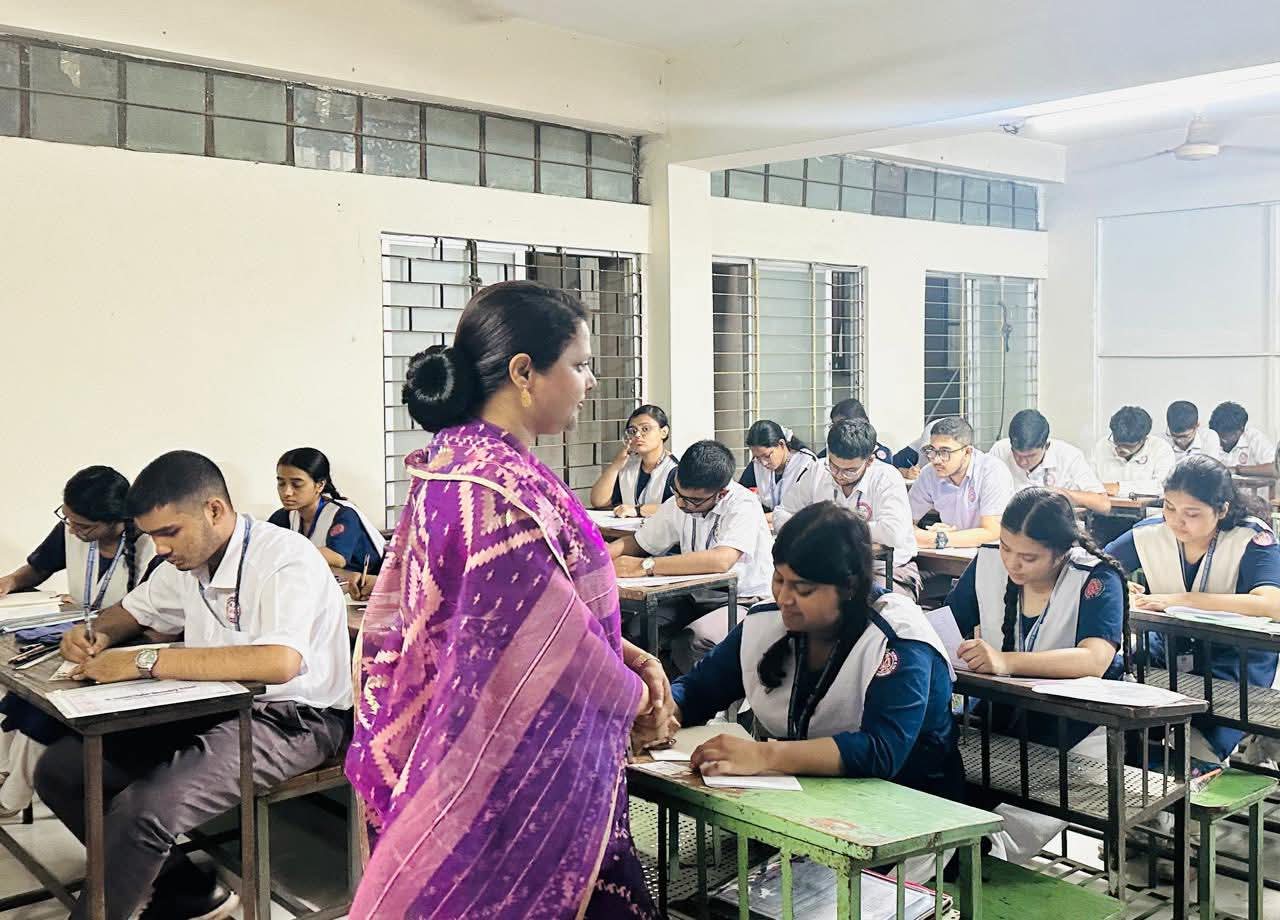 জেলা প্রশাসক ও বিজ্ঞ জেলা ম্যাজিস্ট্রেট , ঢাকা কর্তৃক এসএসসি পরীক্ষার কেন্দ্র পরিদর্শন