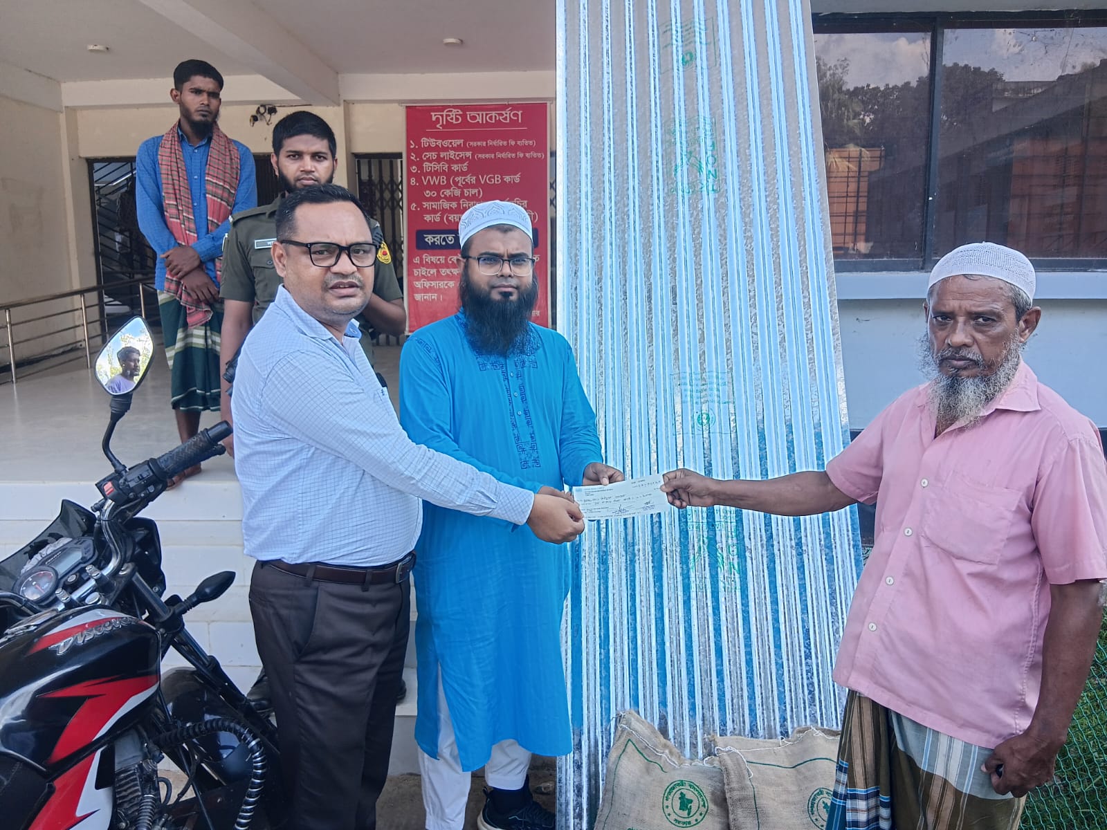 গোয়াতলা বাজারে আগু‌নে পোড়া দোকানদার‌কে ঢেউটিন, টাকা ও শুকনা খাবার বিতরণ