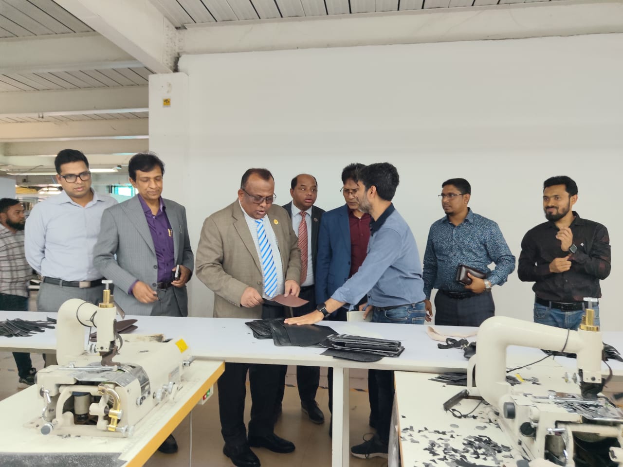 শ্রম ও কর্মসংস্থান মন্ত্রণালয়ের মাননীয় সচিব কর্তৃক মানিকগঞ্জে কারখানা পরিদর্শন