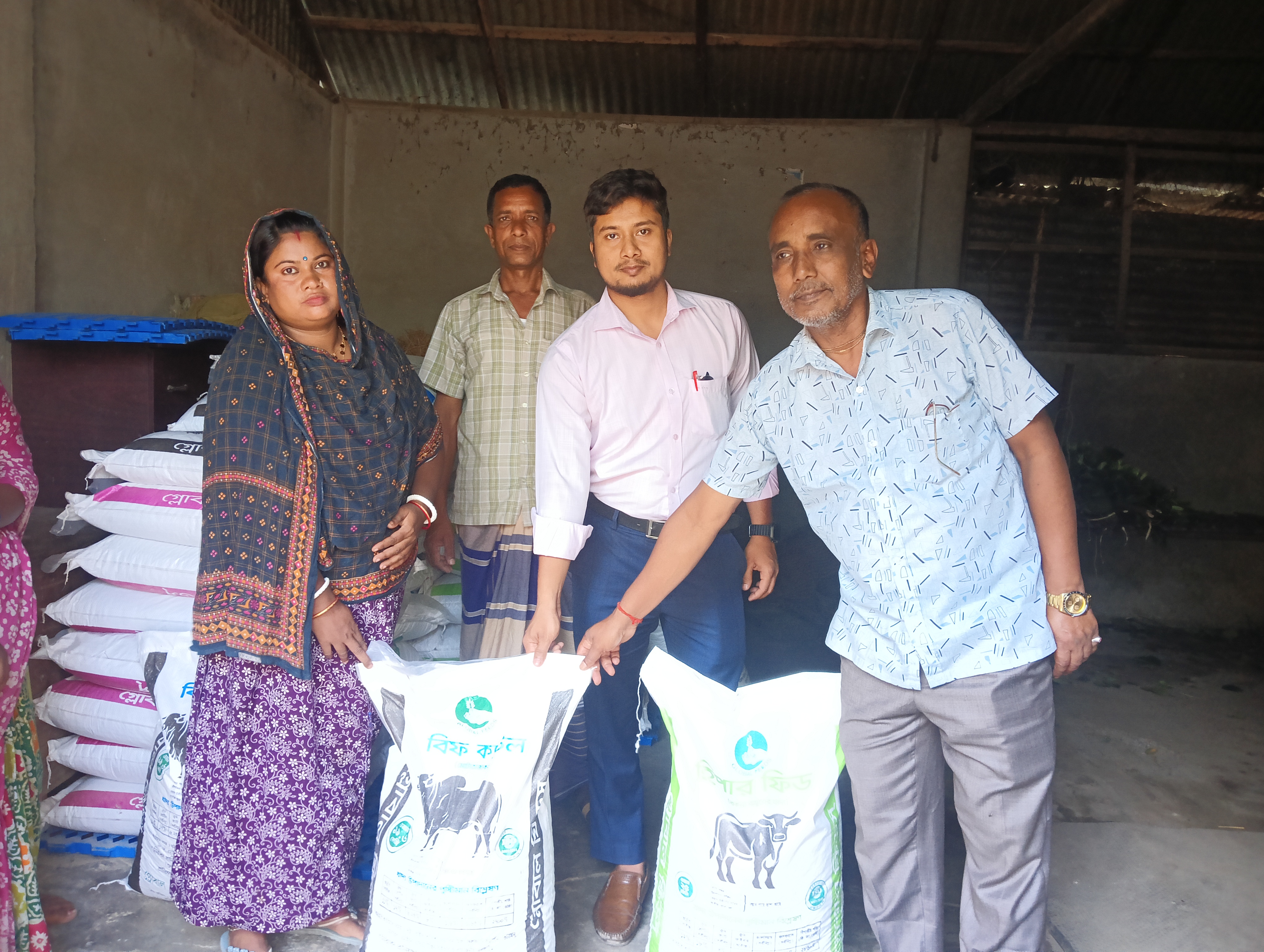 ক্ষুদ্র ণৃ-গোষ্ঠী সুফলভোগীদের মাঝে পশুখাদ্য বিতরণ
