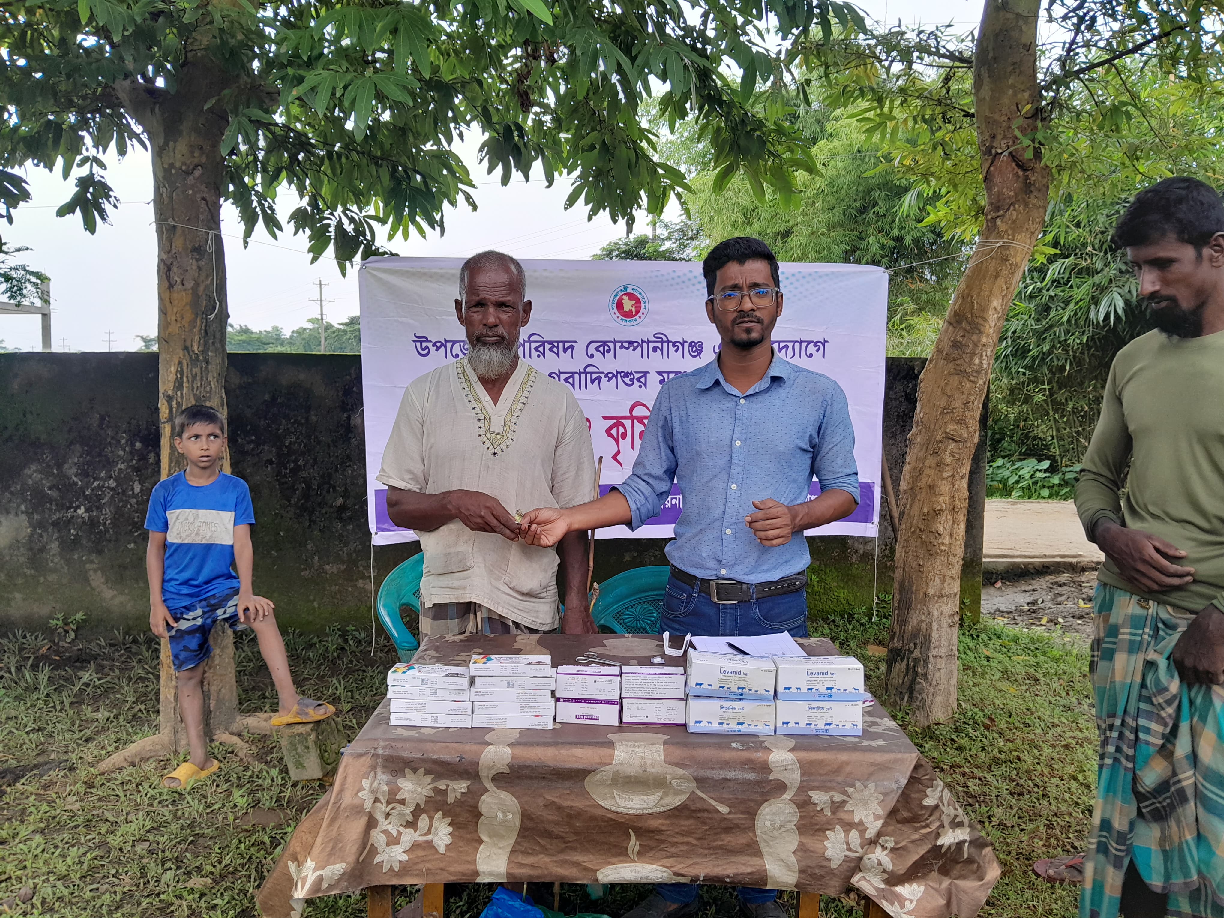 উপজেলা পরিষদের অর্থায়নে ও উপজেলা প্রাণিসম্পদ দপ্তরের ব্যবস্থাপনায় গবাদি-পশুকে টিকা প্রদান ও কৃমিনাশক বিতরন।