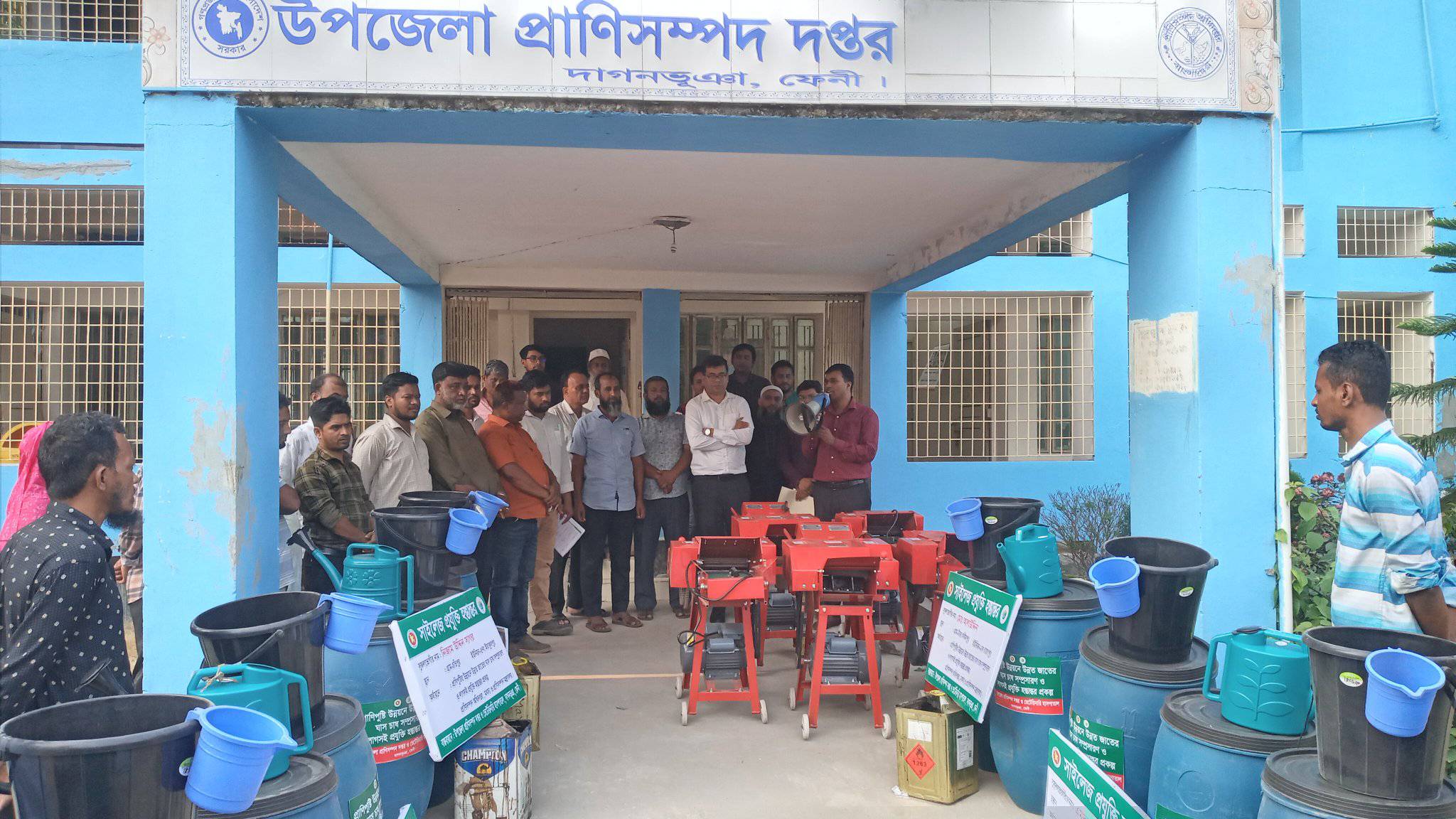 খামারীদের মাঝে ঘাস কাটার মেশিন ও সাইলেজ উপকরণ বিতরণ