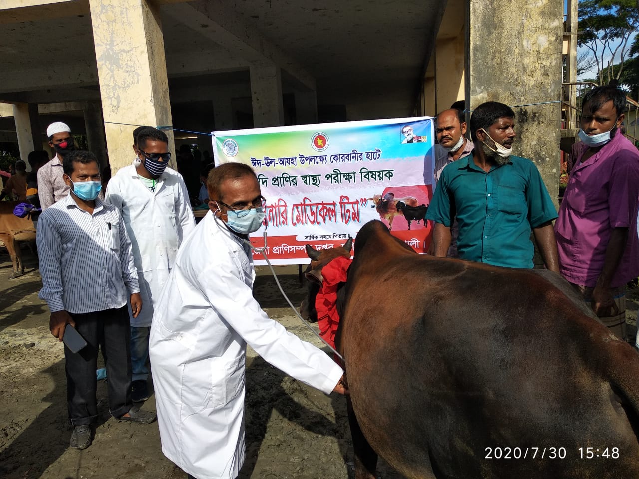 কুরবানী পশুর হাটে মেডিকেল টিমের কার্যক্রম