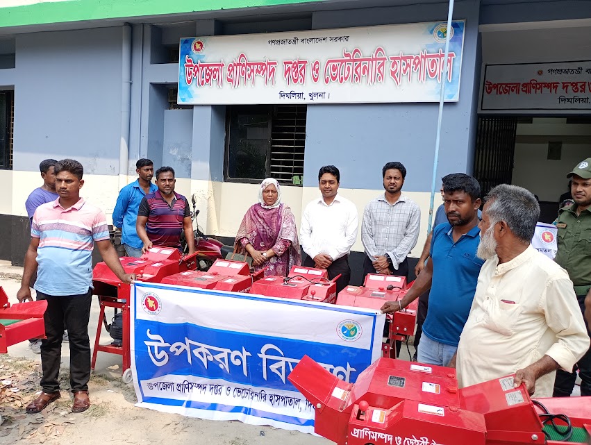 ঘাস কাটার মেশিন বিতরণ পিজি গ্রুপে