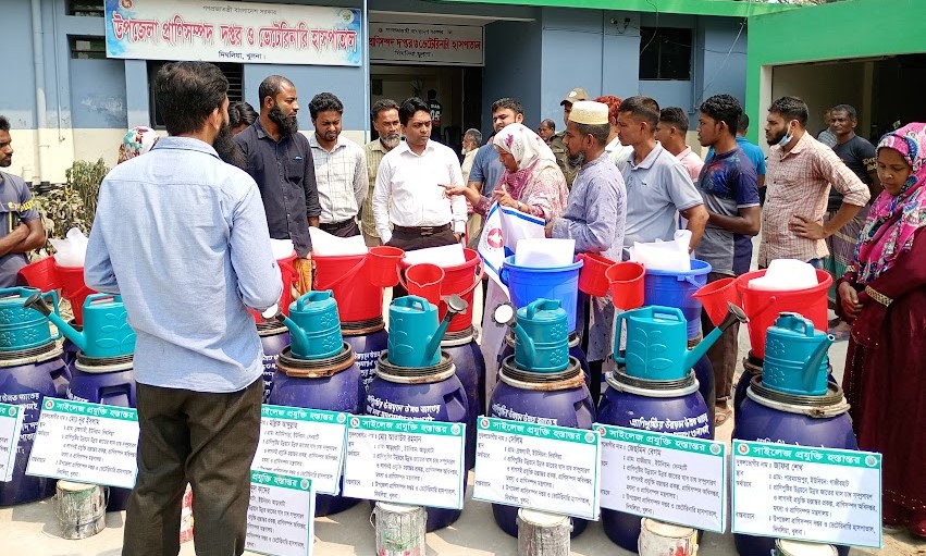 সাইলেজ উপকরণ বিতরণ